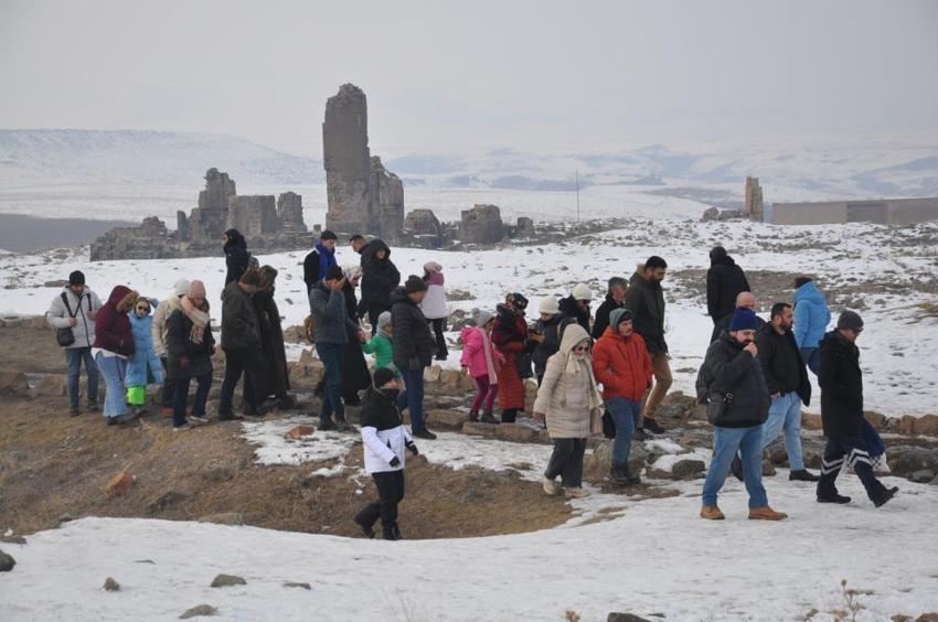 Kars'ta Ani Ören Yeri'ne ziyaretçi akını! Yıl boyunca yerli ve yabancı turistleri ağırlıyor