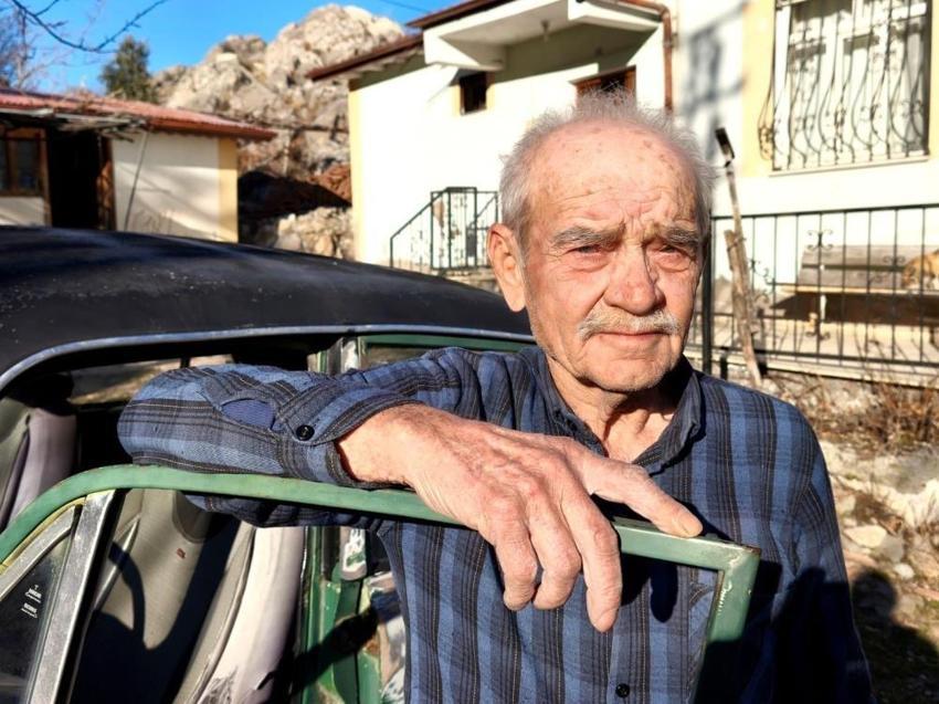 Yarım asırlık arabasına gözü gibi bakıyor ancak gözü TOGG'da!