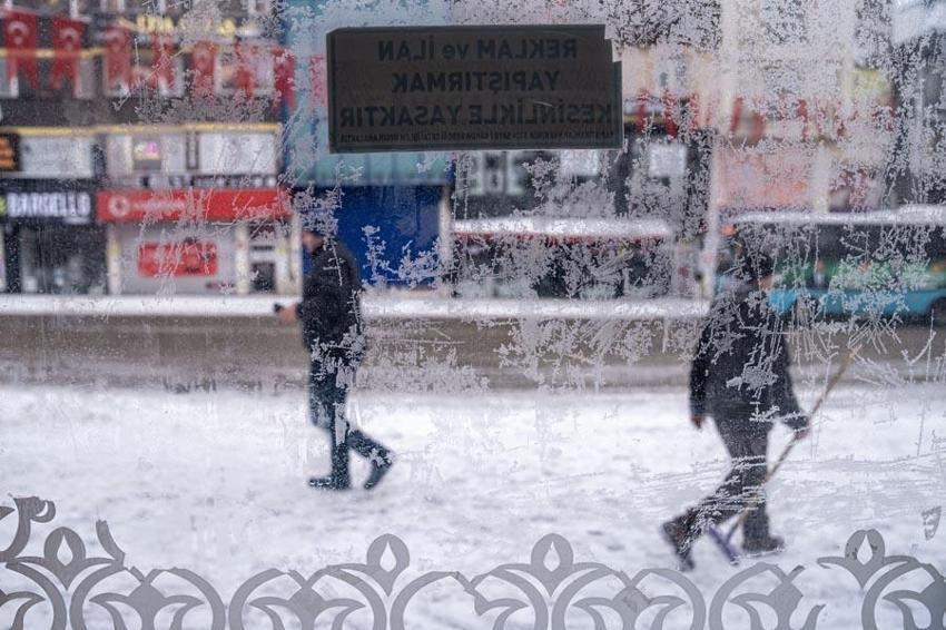 Lapa lapa kar yağışları İstanbul'a geliyor! Meteoroloji tarih vererek illeri uyardı
