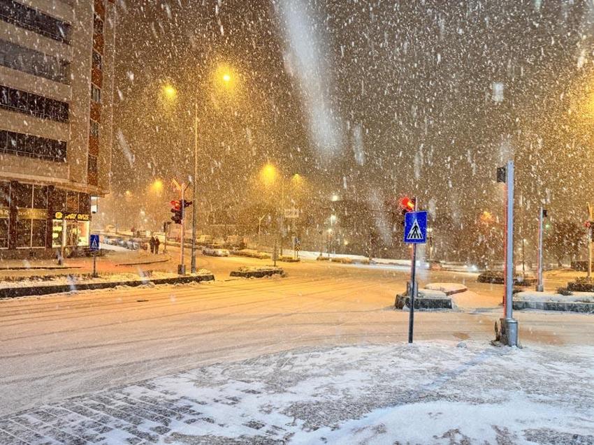 Lapa lapa kar yağışları İstanbul'a geliyor! Meteoroloji tarih vererek illeri uyardı