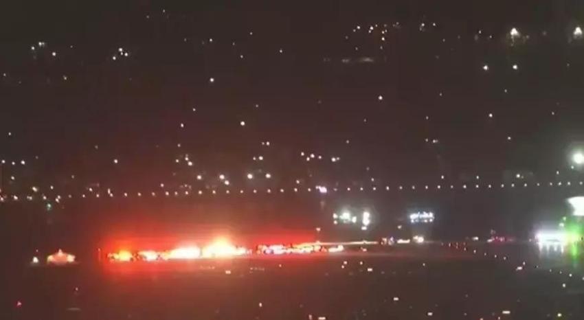 ABD'de uçakla helikopter çarpıştı... İlk görüntüler geldi: Cansız bedenler sudan çıkarılıyor!