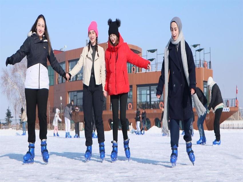 Yazın piknikçi, kışın patenciler dolduruyor! Erzurum'da uzun kuyruklar oluştu