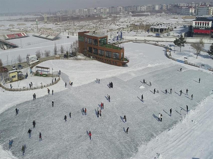 Yazın piknikçi, kışın patenciler dolduruyor! Erzurum'da uzun kuyruklar oluştu