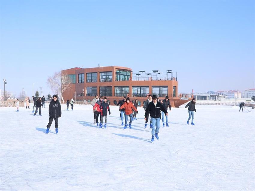 Yazın piknikçi, kışın patenciler dolduruyor! Erzurum'da uzun kuyruklar oluştu