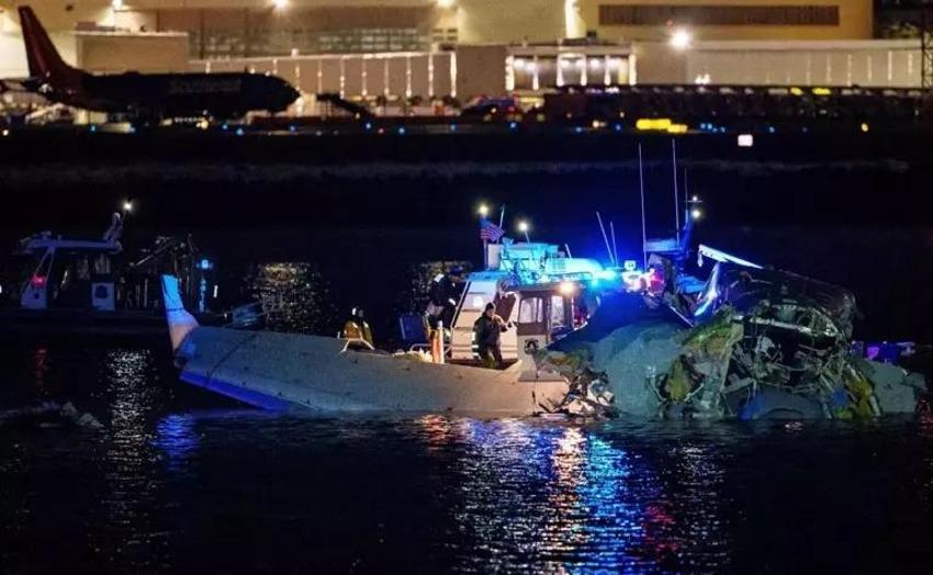 ABD'de uçakla helikopter çarpıştı... İlk görüntüler geldi: Cansız bedenler sudan çıkarılıyor!