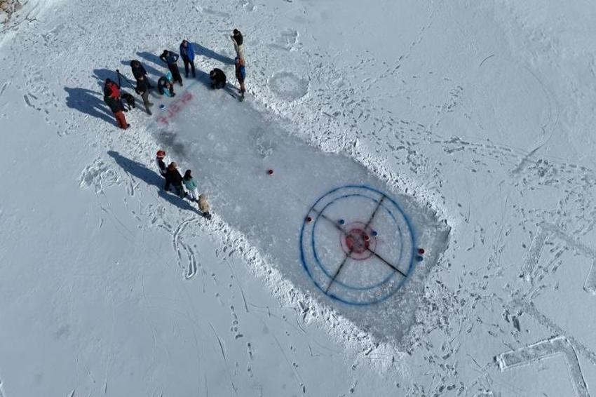 Donmuş gölü spreyle boyayıp curling oynadılar!