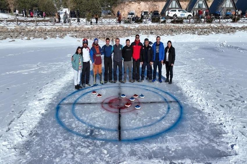 Donmuş gölü spreyle boyayıp curling oynadılar!
