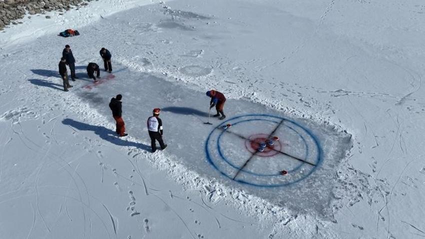 Donmuş gölü spreyle boyayıp curling oynadılar!