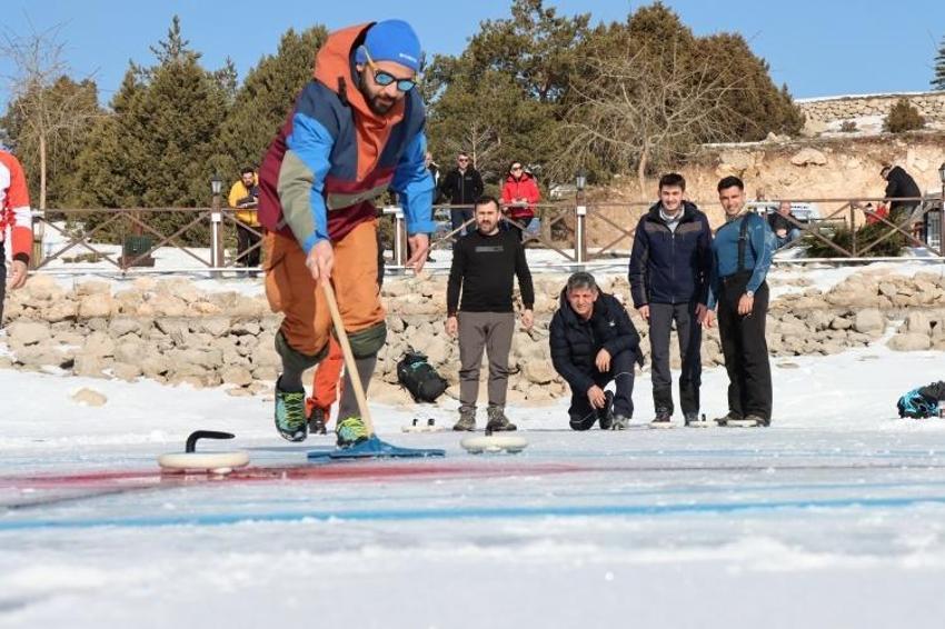 Donmuş gölü spreyle boyayıp curling oynadılar!