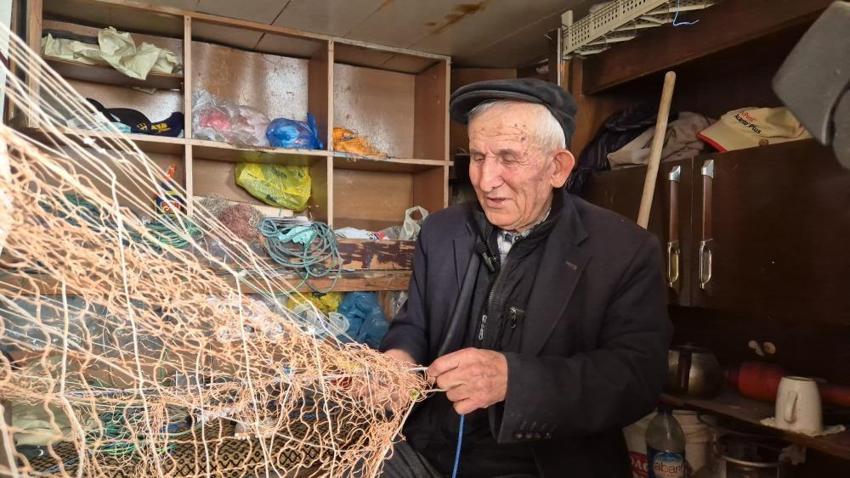 Tekneyi bıraktı, denizi bırakamadı: 81 yaşındaki balıkçı hala limanda