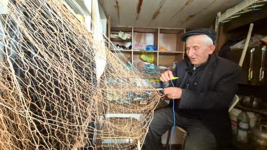 Tekneyi bıraktı, denizi bırakamadı: 81 yaşındaki balıkçı hala limanda