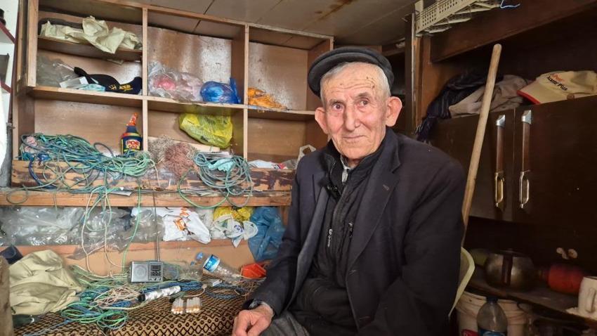 Tekneyi bıraktı, denizi bırakamadı: 81 yaşındaki balıkçı hala limanda