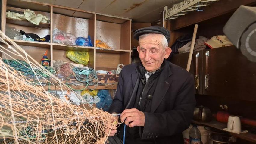 Tekneyi bıraktı, denizi bırakamadı: 81 yaşındaki balıkçı hala limanda