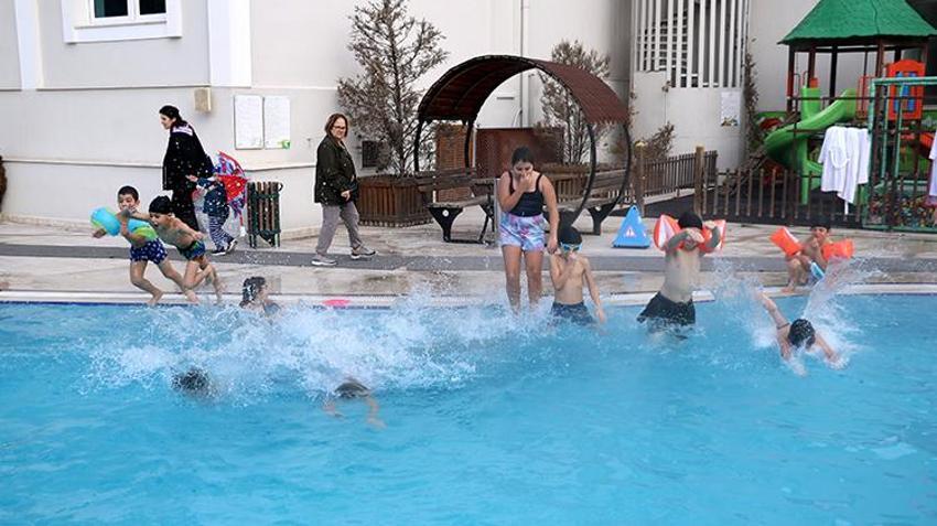 40 derecelik havuzda kış tatili! Soğuk havada sıcak suyun tadını çıkarıyorlar