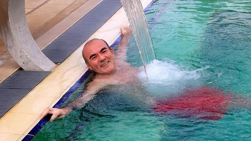 40 derecelik havuzda kış tatili! Soğuk havada sıcak suyun tadını çıkarıyorlar