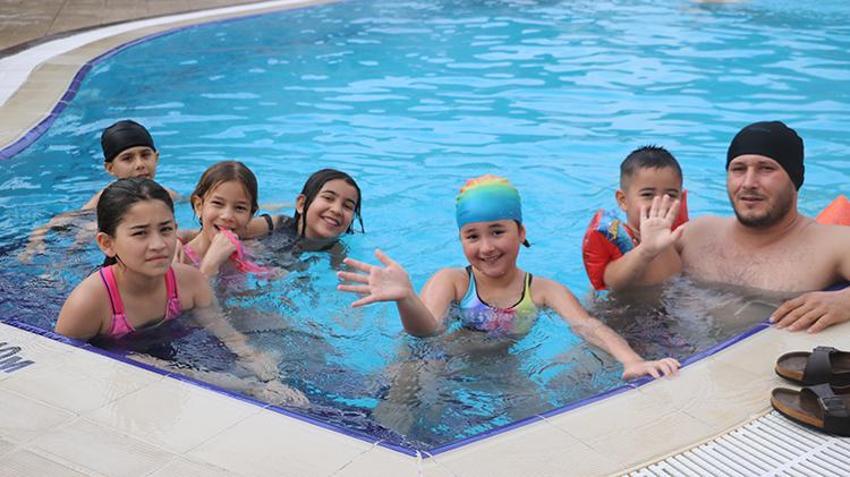 40 derecelik havuzda kış tatili! Soğuk havada sıcak suyun tadını çıkarıyorlar