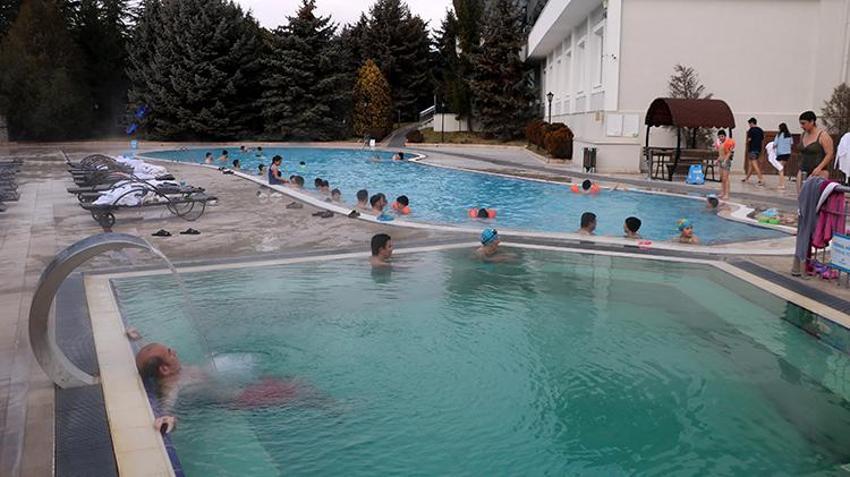 40 derecelik havuzda kış tatili! Soğuk havada sıcak suyun tadını çıkarıyorlar