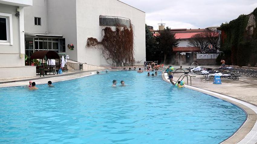 40 derecelik havuzda kış tatili! Soğuk havada sıcak suyun tadını çıkarıyorlar