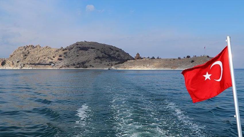 Akdamar Adası tavşan istilası altında! Tarihi Kiliseyi çökme tehlikesi altında