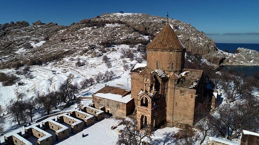 Akdamar Adası tavşan istilası altında! Tarihi Kiliseyi çökme tehlikesi altında