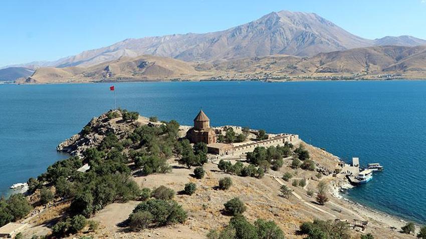 Akdamar Adası tavşan istilası altında! Tarihi Kiliseyi çökme tehlikesi altında