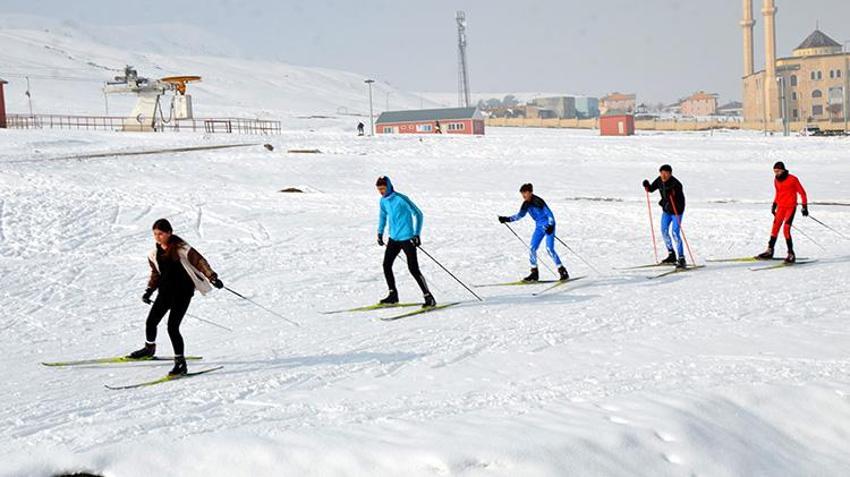 Muşlu kayakçılar kar kış dinlemiyor: Soğuk havaya rağmen Türkiye şampiyonası hazırlıkları sürüyor