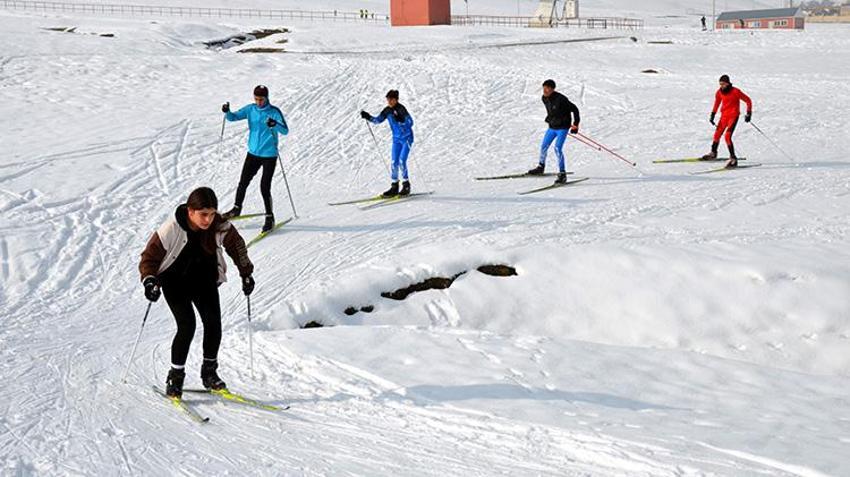 Muşlu kayakçılar kar kış dinlemiyor: Soğuk havaya rağmen Türkiye şampiyonası hazırlıkları sürüyor