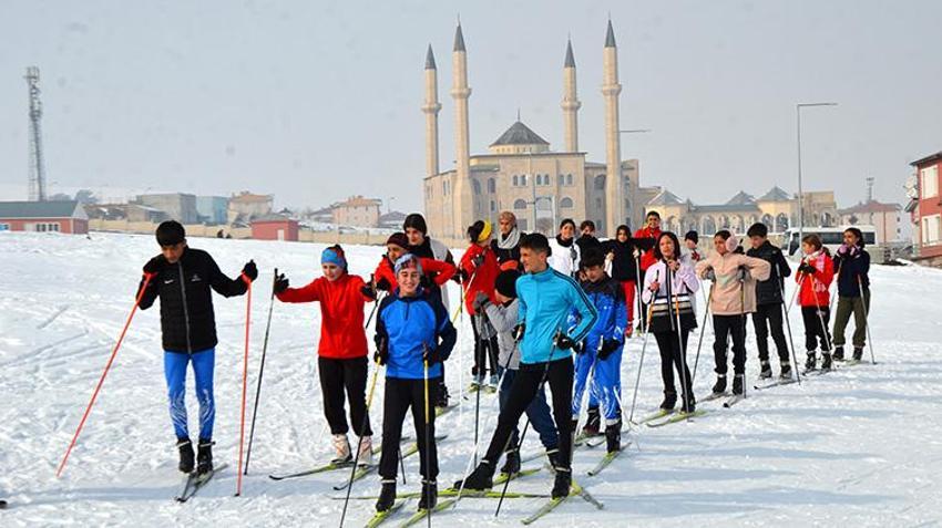 Muşlu kayakçılar kar kış dinlemiyor: Soğuk havaya rağmen Türkiye şampiyonası hazırlıkları sürüyor