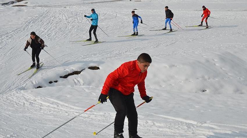 Muşlu kayakçılar kar kış dinlemiyor: Soğuk havaya rağmen Türkiye şampiyonası hazırlıkları sürüyor