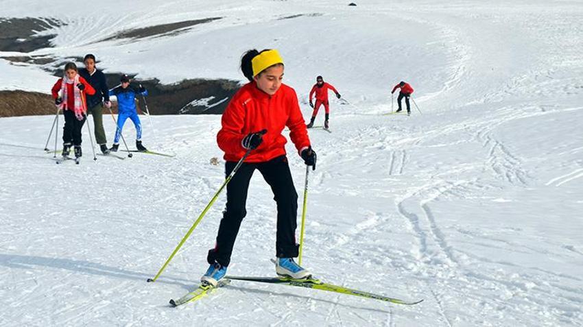 Muşlu kayakçılar kar kış dinlemiyor: Soğuk havaya rağmen Türkiye şampiyonası hazırlıkları sürüyor