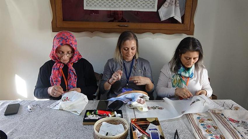 Trabzon'da açılan dikiş nakış kursunda öğretmenin öğrencileri arasında annesi ve ablası da var