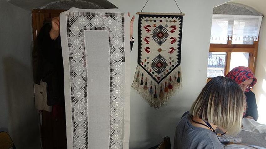 Trabzon'da açılan dikiş nakış kursunda öğretmenin öğrencileri arasında annesi ve ablası da var