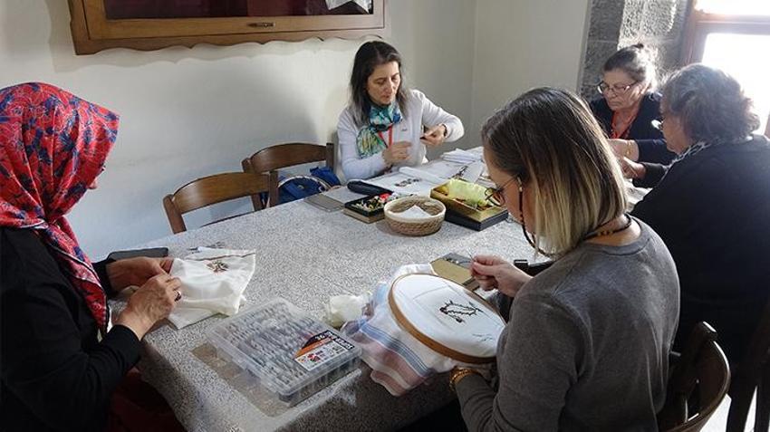 Trabzon'da açılan dikiş nakış kursunda öğretmenin öğrencileri arasında annesi ve ablası da var