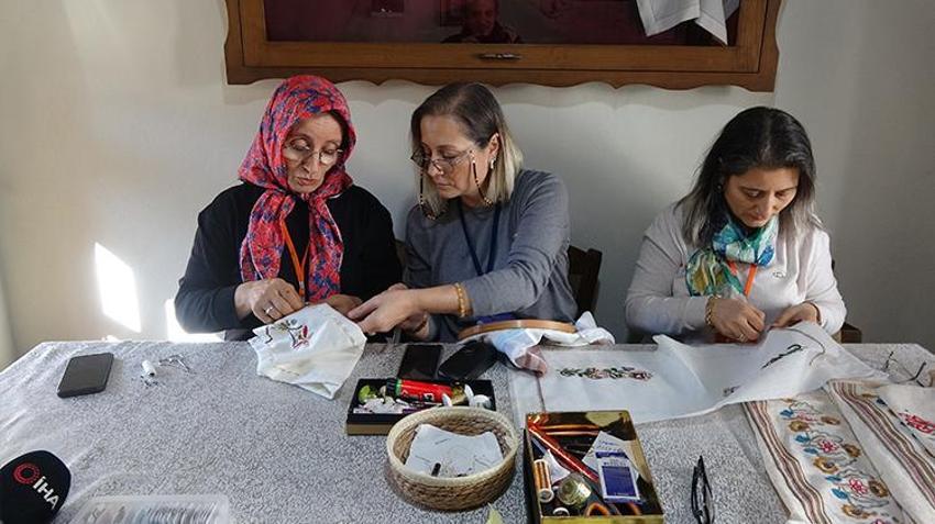 Trabzon'da açılan dikiş nakış kursunda öğretmenin öğrencileri arasında annesi ve ablası da var