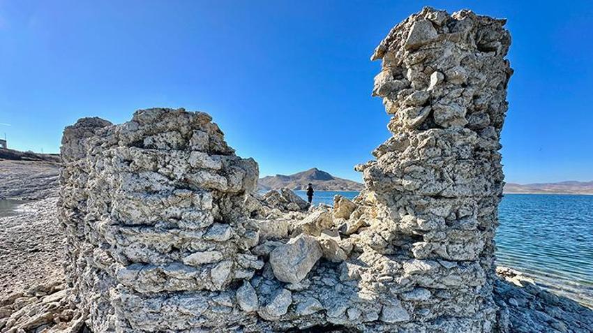 Keban Barajı'nda sular çekildi 2 bin 800 yıllık tarih ortaya çıktı! Pertek Kalesi'nin gizemli tarihine ışık tutacak