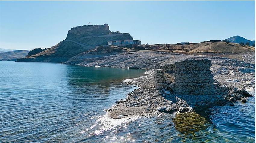 Keban Barajı'nda sular çekildi 2 bin 800 yıllık tarih ortaya çıktı! Pertek Kalesi'nin gizemli tarihine ışık tutacak