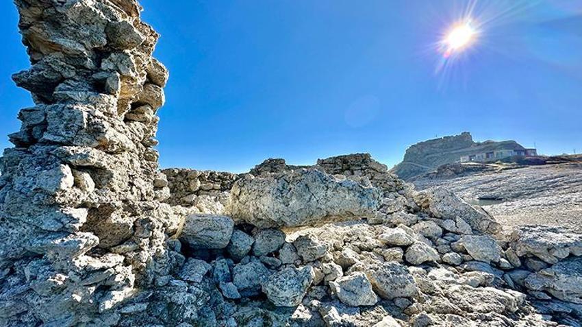 Keban Barajı'nda sular çekildi 2 bin 800 yıllık tarih ortaya çıktı! Pertek Kalesi'nin gizemli tarihine ışık tutacak