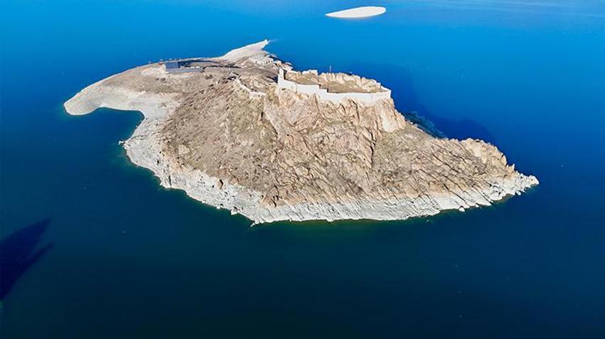 Keban Barajı'nda sular çekildi 2 bin 800 yıllık tarih ortaya çıktı! Pertek Kalesi'nin gizemli tarihine ışık tutacak