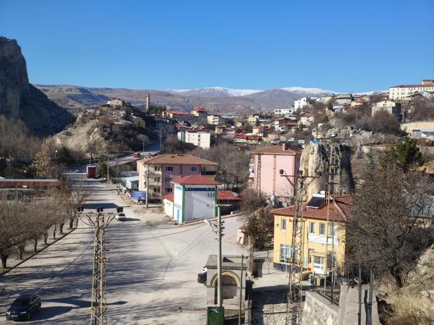 Tunceli'deki devasa kaya gizemini koruyor
