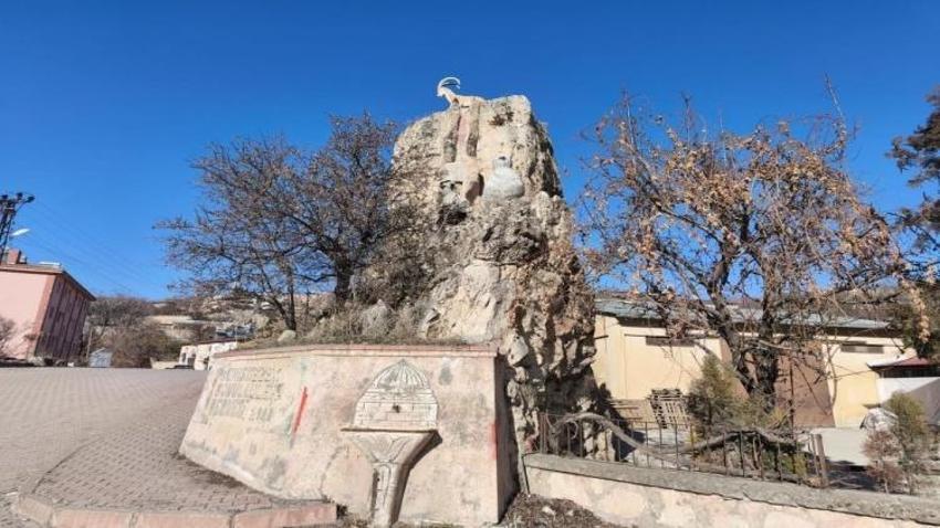 Tunceli'deki devasa kaya gizemini koruyor