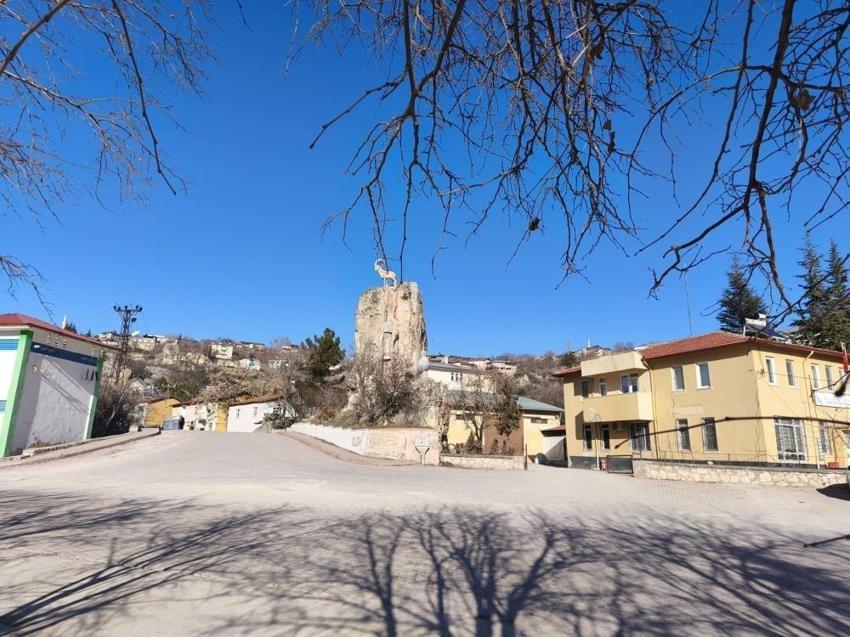 Tunceli'deki devasa kaya gizemini koruyor