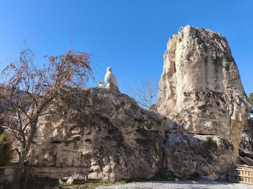 Tunceli'deki devasa kaya gizemini koruyor