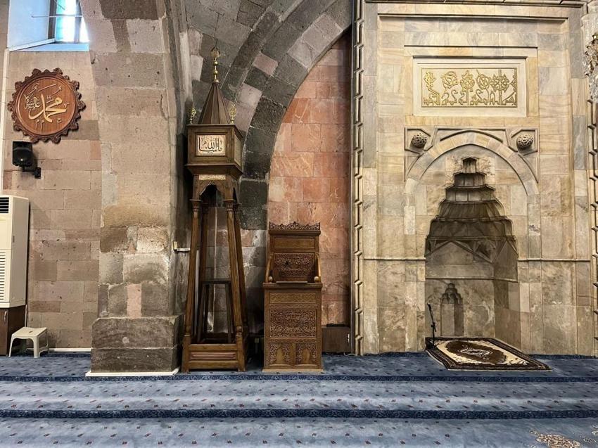 890 yıllık camide inanılmaz keşif! 7 tuğla diğerlerinden farklı: Hikayesi gözleri yaşartıyor