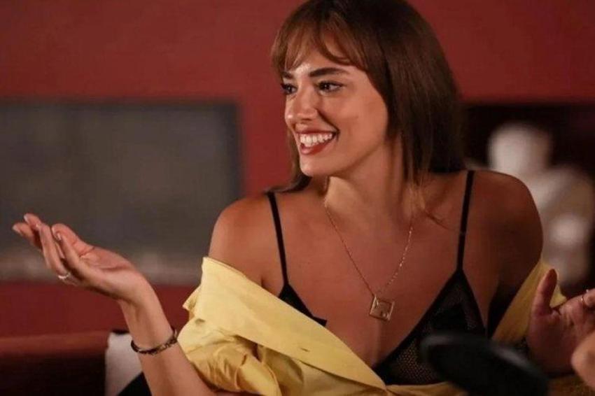 Seda Bakan mini elbisesiyle şov yaptı! Göğüs dekoltesi dikkat çekti