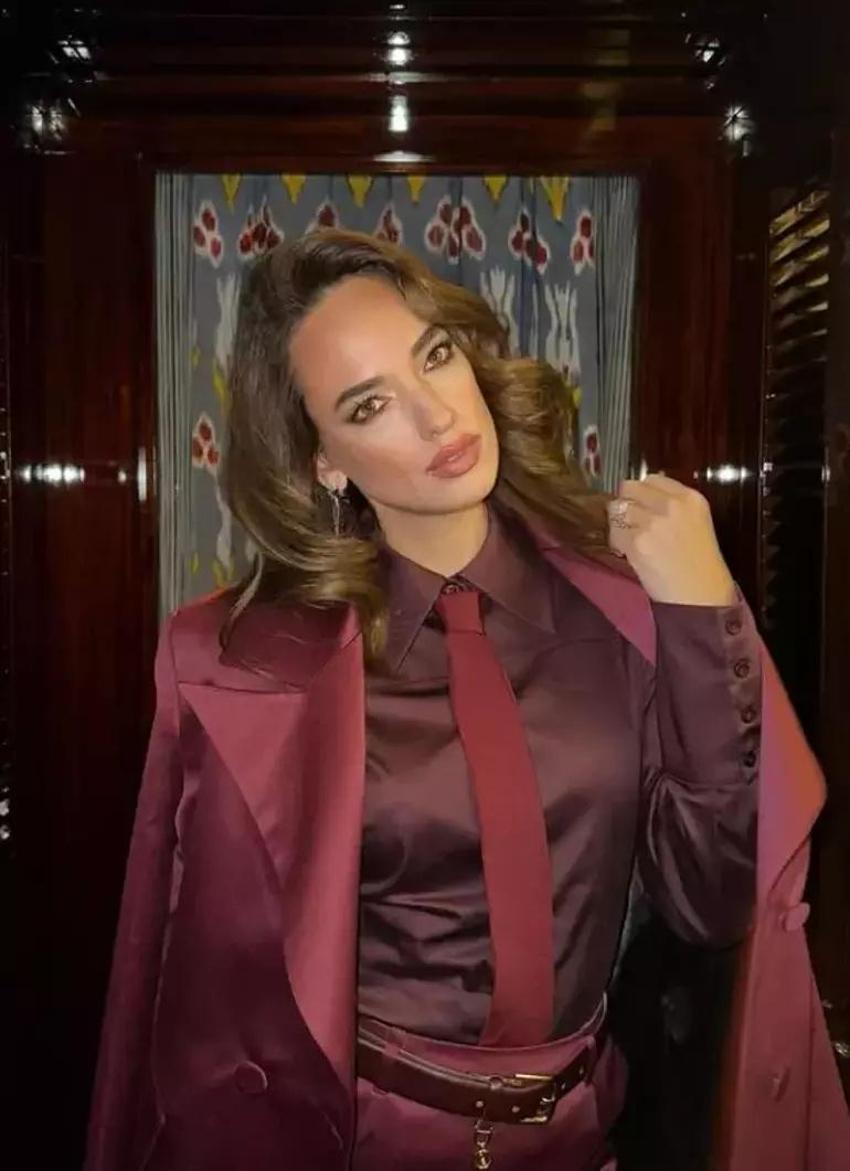 Seda Bakan mini elbisesiyle şov yaptı! Göğüs dekoltesi dikkat çekti