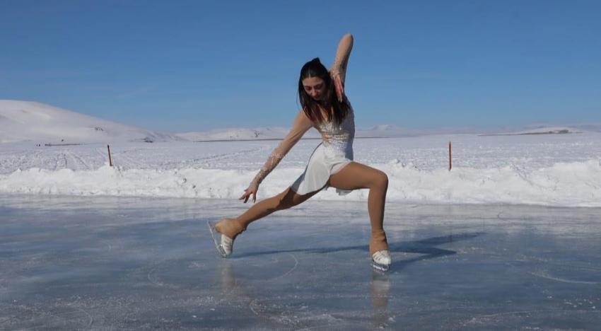 Çıldır Gölü buz pateni pistine döndü! Milli sporcuların gösterisi nefes kesti
