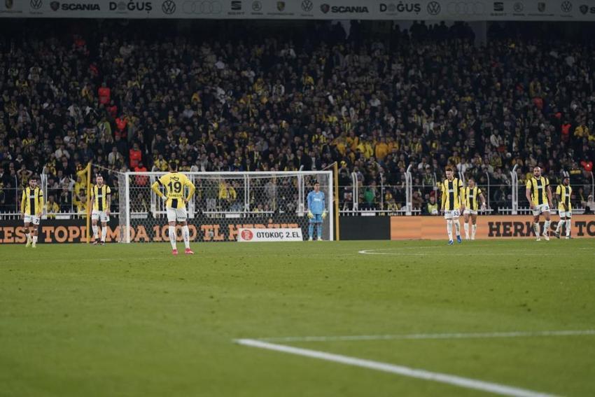 Fenerbahçe - Rizespor maçında kırmızı kart ve penaltı kararı olay yarattı: Kabul edilemez, onur kırıcı ve aşağılayıcı