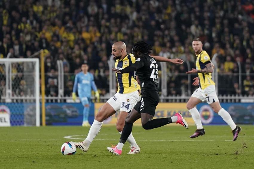 Fenerbahçe - Rizespor maçında kırmızı kart ve penaltı kararı olay yarattı: Kabul edilemez, onur kırıcı ve aşağılayıcı