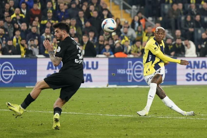 Fenerbahçe - Rizespor maçında kırmızı kart ve penaltı kararı olay yarattı: Kabul edilemez, onur kırıcı ve aşağılayıcı