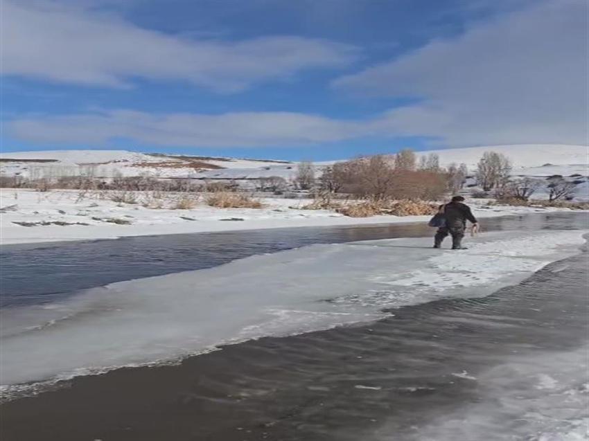 Donmuş nehirde buz kütlesini sal gibi kullandı!